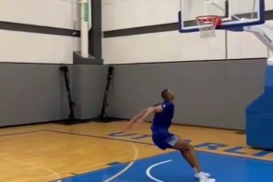 好家伙，直接摸到篮板上沿！这身体素质什么水平？